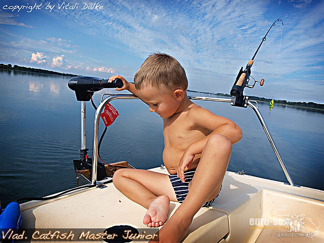 Влад Дальке. Сомятник в 5 лет возрастом! Владик управляет лодкой